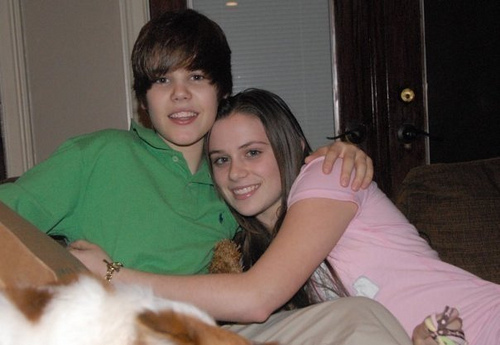 with-his-girlfriend-justin-bieber-8296551-500-345.jpg