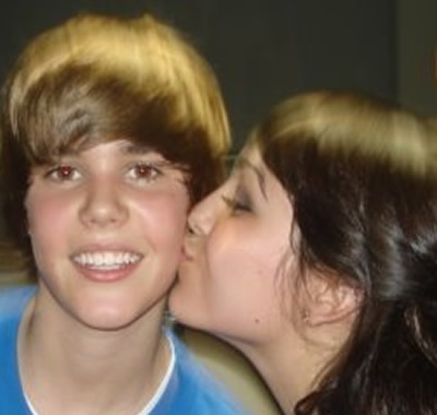 justin_bieber_kissing_girlfriend_pics_pictures_2010.jpg
